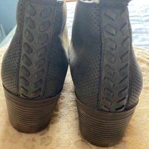 $5 sale. Great ankle boots in gray size 10